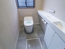 【神奈川県/川崎市麻生区上麻生】川崎市麻生区上麻生2丁目　二世帯邸宅 トイレ：1階