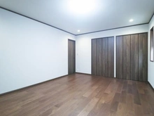 【神奈川県/川崎市麻生区上麻生】川崎市麻生区上麻生2丁目　二世帯邸宅 洋室：1階（約9.3帖）