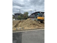 【神奈川県/横浜市青葉区大場町】横浜市青葉区大場町　新築戸建B号棟 建築中の外観：全3棟　写真中央