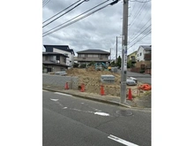 【神奈川県/横浜市青葉区大場町】横浜市青葉区大場町　新築戸建C号棟 建築中の外観：全3棟　写真手前