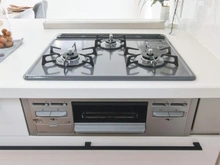 【東京都/町田市南大谷】町田市南大谷7丁目　新築戸建1号棟 キッチン：三口コンロ