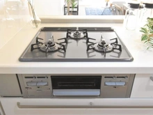 【東京都/町田市南大谷】町田市南大谷7丁目　新築戸建3号棟 キッチン：三口コンロ