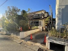 【東京都/町田市成瀬台】町田市成瀬台一丁目 新築戸建A号棟 現地（建築前）：建物解体前の現地写真（2025年11月撮影）
全2棟　対象不動産左奥側