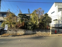 【東京都/町田市成瀬台】町田市成瀬台一丁目 新築戸建A号棟 現地（建築前）：建物解体前の現地写真（2025年11月撮影）
全2棟　対象不動産左奥側