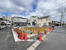 【神奈川県/川崎市中原区井田杉山町】中原区井田杉山町　新築戸建　1号棟／全2棟 建築中の外観：全2棟　角地が1号棟