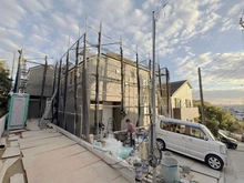 【神奈川県/横浜市港北区新吉田東】港北区新吉田東1丁目　新築戸建　2号棟/全2棟 建築中の外観：全2棟/奥側