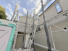 【神奈川県/横浜市港北区新吉田東】港北区新吉田東1丁目　新築戸建　2号棟/全2棟 建築中の外観：全2棟/左手奥