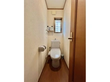 【神奈川県/横須賀市衣笠町】横須賀市衣笠町　戸建 トイレ：1階【家具調度品は価格に含まれません】