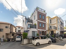 【神奈川県/横須賀市船越町】横須賀市船越町6丁目 中古戸建 外観:耐震性・耐火性等に優れた鉄筋コンクリート造3階建(中央)です