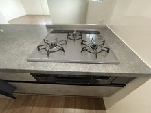 【神奈川県/横浜市金沢区釜利谷西】横浜市金沢区釜利谷西二丁目　新築戸建 キッチン：三口コンロ