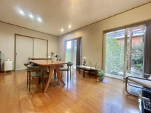 【神奈川県/横浜市金沢区富岡西】金沢区富岡西1丁目　中古戸建 リビング・ダイニング：リビング・ダイニング部分には床暖房設置済です