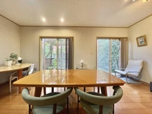 【神奈川県/横浜市金沢区富岡西】金沢区富岡西1丁目　中古戸建 リビング・ダイニング：室内からでも豊かな自然を享受いただけます
