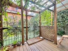 【神奈川県/横浜市金沢区富岡西】金沢区富岡西1丁目　中古戸建 庭：南に配した大型テラス（ウッドデッキ）