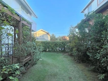 【神奈川県/横浜市金沢区富岡西】金沢区富岡西1丁目　中古戸建 庭：植栽に囲まれた広いお庭の用途は様々です