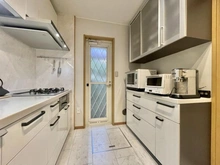 【神奈川県/横浜市金沢区富岡西】金沢区富岡西1丁目　中古戸建 キッチン：カップボード付