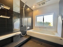 【神奈川県/横浜市金沢区富岡西】金沢区富岡西1丁目　中古戸建 浴室：約1.25坪の大型ユニットバス（リフォーム交換済）