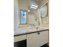 【神奈川県/横浜市金沢区富岡西】金沢区富岡西1丁目　中古戸建 洗面室：人造大理石カウンター