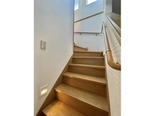 【神奈川県/横浜市金沢区富岡西】金沢区富岡西1丁目　中古戸建 階段：手すり付