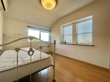 【神奈川県/横浜市金沢区富岡西】金沢区富岡西1丁目　中古戸建 洋室：2階・約5.7帖・勾配天井