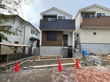 【神奈川県/逗子市久木】逗子市久木8丁目 新築一戸建て 1号棟/全2棟 建築中の外観：全2棟現場　左側が対象物件です。