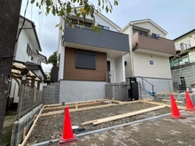 【神奈川県/逗子市久木】逗子市久木8丁目 新築一戸建て 1号棟/全2棟 建築中の外観：全2棟現場　左側が対象物件です。