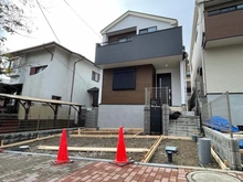 【神奈川県/逗子市久木】逗子市久木8丁目 新築一戸建て 1号棟/全2棟 建築中の外観：全2棟現場　写真中央が対象物件です。