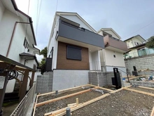 【神奈川県/逗子市久木】逗子市久木8丁目 新築一戸建て 1号棟/全2棟 建築中の外観：全2棟現場　写真中央が対象物件です。