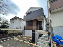 【神奈川県/逗子市久木】逗子市久木8丁目 新築一戸建て 1号棟/全2棟 建築中の外観：全2棟現場　写真中央が対象物件です。