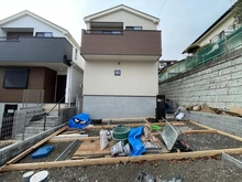 【神奈川県/逗子市久木】逗子市久木8丁目 新築一戸建て 2号棟/全2棟 建築中の外観：全2棟現場　写真中央が対象物件です。