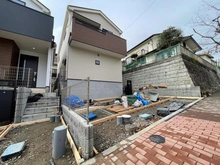 【神奈川県/逗子市久木】逗子市久木8丁目 新築一戸建て 2号棟/全2棟 建築中の外観：全2棟現場　写真中央が対象物件です。