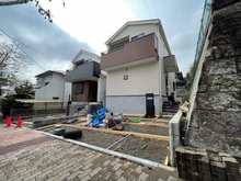 【神奈川県/逗子市久木】逗子市久木8丁目 新築一戸建て 2号棟/全2棟 建築中の外観：全2棟現場　写真中央が対象物件です。