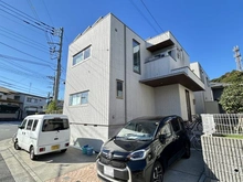 【神奈川県/横須賀市森崎】横須賀市森崎5丁目　中古戸建 外観：カースペース2台分(車種によります)