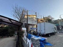 【神奈川県/鎌倉市岩瀬】鎌倉市岩瀬　新築戸建1号棟（全2棟） 建築中の外観：1号棟/全2棟（写真中央）