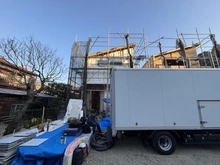 【神奈川県/鎌倉市岩瀬】鎌倉市岩瀬　新築戸建1号棟（全2棟） 建築中の外観：1号棟/全2棟（写真中央）