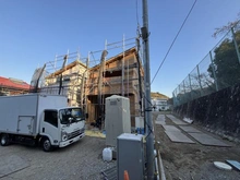 【神奈川県/鎌倉市岩瀬】鎌倉市岩瀬　新築戸建2号棟（全2棟） 建築中の外観：2号棟/全2棟（写真中央）