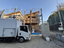 【神奈川県/鎌倉市岩瀬】鎌倉市岩瀬　新築戸建2号棟（全2棟） 建築中の外観：2号棟/全2棟（写真中央）