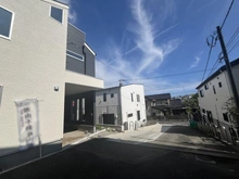 【神奈川県/鎌倉市腰越】鎌倉市腰越5丁目　新築戸建 前面道路：物件は左側手前でございます。
