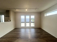 【神奈川県/鎌倉市腰越】鎌倉市腰越5丁目　新築戸建 リビング：LDKは3面採光で日当たり良好です。