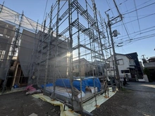 【神奈川県/鎌倉市大船】鎌倉市大船4丁目新築戸建　1号棟/全4号棟 建築中の外観：1号棟/全4号棟（写真中央）