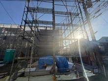 【神奈川県/鎌倉市大船】鎌倉市大船4丁目新築戸建　1号棟/全4号棟 建築中の外観：1号棟/全4号棟（写真中央）