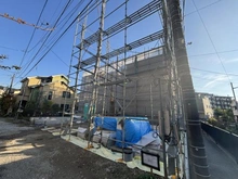 【神奈川県/鎌倉市大船】鎌倉市大船4丁目新築戸建　1号棟/全4号棟 建築中の外観：1号棟/全4号棟（写真中央）