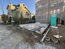 【神奈川県/鎌倉市大船】鎌倉市大船4丁目新築戸建　2号棟/全4号棟 建築中の外観：2号棟/全4号棟（写真中央）