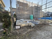 【神奈川県/鎌倉市大船】鎌倉市大船4丁目新築戸建　2号棟/全4号棟 建築中の外観：2号棟/全4号棟（写真中央）