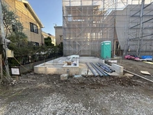 【神奈川県/鎌倉市大船】鎌倉市大船4丁目新築戸建　2号棟/全4号棟 建築中の外観：2号棟/全4号棟（写真中央）