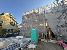 【神奈川県/鎌倉市大船】鎌倉市大船4丁目新築戸建　4号棟/全4号棟 建築中の外観：4号棟/全4号棟（写真中央）