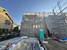 【神奈川県/鎌倉市大船】鎌倉市大船4丁目新築戸建　4号棟/全4号棟 建築中の外観：4号棟/全4号棟（写真中央）