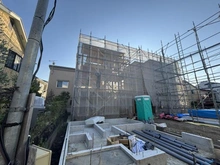 【神奈川県/鎌倉市大船】鎌倉市大船4丁目新築戸建　4号棟/全4号棟 建築中の外観：4号棟/全4号棟（写真中央）