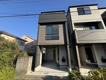 【神奈川県/鎌倉市大船】鎌倉市大船4丁目新築戸建　1号棟/全3棟 外観：1号棟/全3棟（写真中央）