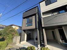 【神奈川県/鎌倉市大船】鎌倉市大船4丁目新築戸建　1号棟/全3棟 外観：1号棟/全3棟（写真中央）