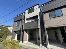 【神奈川県/鎌倉市大船】鎌倉市大船4丁目新築戸建　2号棟/全3棟 外観：2号棟/全3棟（写真中央）